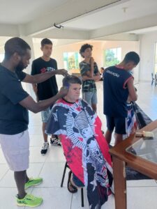 Leia mais sobre o artigo Oficina de Barbeiro Itinerante segue com programação no mês de Abril em Arraial do Cabo 