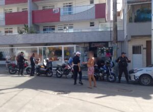 Leia mais sobre o artigo Operação em Arraial do Cabo apreende cinco motocicletas em situação irregular
