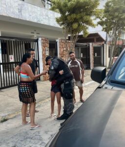 Leia mais sobre o artigo Criança perdida reencontra família com ajuda da Guarda Municipal em Arraial do Cabo