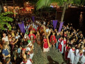 Leia mais sobre o artigo Via Sacra reúne milhares de fiéis e celebra 26 anos de tradição em Búzios