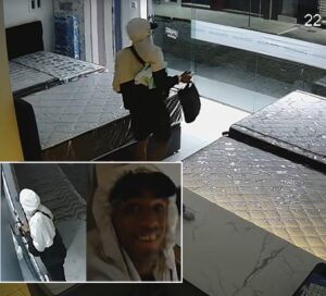 Leia mais sobre o artigo Ladrão sorri para câmera de segurança durante furto em loja em Cabo Frio