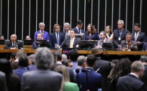 Leia mais sobre o artigo Congresso derruba veto e reduz penas de condenados por tentativa de golpe