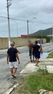 Leia mais sobre o artigo Homem é filmado por moradores fazendo gestos obscenos à porta de condomínio e preso por pm de folga em São Pedro da Aldeia