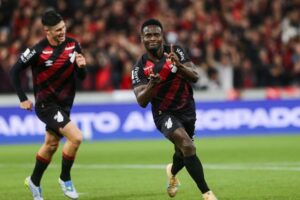 Leia mais sobre o artigo Sob olhar de Ancelotti, Pedro garante empate do Flamengo com Athletico