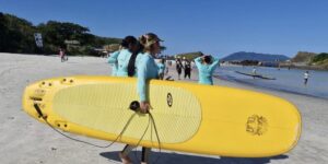 Leia mais sobre o artigo Projeto de Surf Terapêutico reúne mulheres vítimas de violência na Praia do Forte