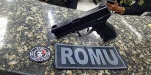 Leia mais sobre o artigo Romu de Cabo Frio detém suspeito por ameaças com arma falsa na Praia do Forte