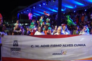 Leia mais sobre o artigo Arraial do Cabo transforma desfile de 41 anos em grande espetáculo popular