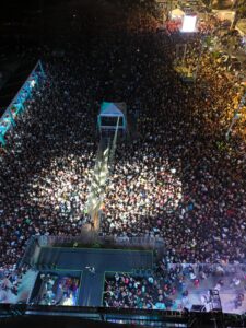 Leia mais sobre o artigo Alexandre Pires atrai grande público na abertura dos shows pelos 41 anos de Arraial do Cabo