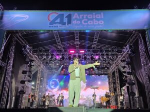 Leia mais sobre o artigo Léo Foguete levanta multidão e transforma aniversário de Arraial do Cabo em grande festa