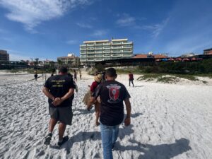 Leia mais sobre o artigo Fiscalização apreende mercadorias de ambulantes irregulares na Praia Grande, em Arraial do Cabo