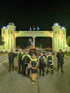 Leia mais sobre o artigo Arraial do Cabo ilumina Pórtico de amarelo em apoio à campanha de conscientização no trânsito