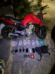 Leia mais sobre o artigo Suspeitos tentam fugir pulando muros, mas acabam presos com drogas no bairro Sabiá, em Arraial do Cabo