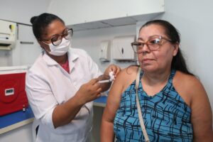 Leia mais sobre o artigo Vacina da gripe não mata: descubra o que é mito ou verdade sobre a imunização de idosos no RJ