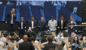 Leia mais sobre o artigo Malafaia ora por Flávio Bolsonaro, Douglas Ruas e Castro em culto no Rio; pastor fala em ‘juízo’ para Moraes e defende mistura de política e religião