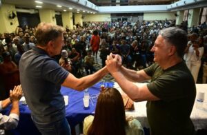 Leia mais sobre o artigo Crivella navega em mar revolto: um pé com Garotinho, outro com André Português — e o Republicanos ainda flerta com Paes