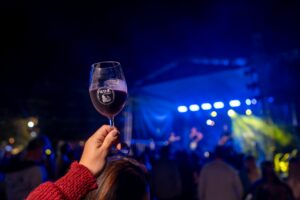 Leia mais sobre o artigo Búzios pronta para brindar: Wine in Búzios confirma data de sua 7ª Edição