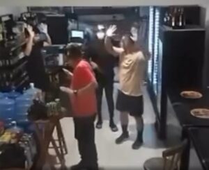 Leia mais sobre o artigo Homem tem cordão de ouro roubado durante assalto em depósito de bebidas em Cabo Frio