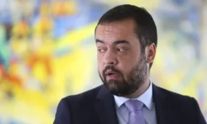 Leia mais sobre o artigo Quatro blindados, um carro de apoio e 44 policiais à disposição: custo mensal com a segurança de Claudio Castro é de R$ 900 mil