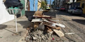 Leia mais sobre o artigo Operação Cabo Frio em Ordem notifica imóveis por obstrução de calçadas no Jardim Caiçara