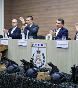 Leia mais sobre o artigo Douglas Ruas participa da entrega de mais de 900 fuzis e novos equipamentos para a PMERJ