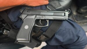 Leia mais sobre o artigo Homem é morto por policiais após ameaçar pessoas com réplica de arma em depósito de bebidas em Cabo Frio