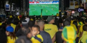 Leia mais sobre o artigo Arenas da Copa de Cabo Frio reúnem torcedores na estreia do Brasil