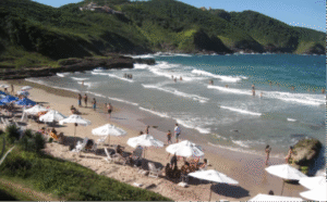 Leia mais sobre o artigo Justiça Federal interdita quiosques e comércios irregulares na Praia Brava, em Búzios