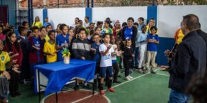 Leia mais sobre o artigo Prefeitura de Cabo Frio inicia entrega dos uniformes de inverno para alunos da rede municipal