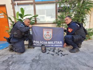 Leia mais sobre o artigo Homem com mandado de prisão em aberto é preso com drogas na Praia Grande, em Arraial do Cabo