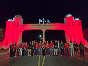 Leia mais sobre o artigo Arraial do Cabo ilumina pórtico de vermelho para conscientizar sobre a doação de sangue