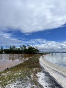 Leia mais sobre o artigo Novo trecho da trilha na Ponta das Coroinhas será inaugurado no Dia dos Namorados em Arraial do Cabo