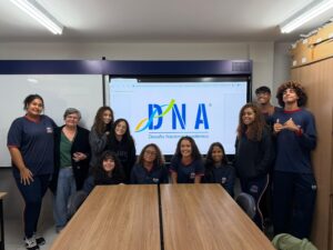 Leia mais sobre o artigo Estudantes da rede municipal de Arraial do Cabo conquistam destaque nacional em competição acadêmica