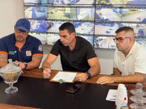 Leia mais sobre o artigo Prefeito Fabinho Costa abre processo administrativo para cobrar Enel após queda de postes em Iguaba Grande