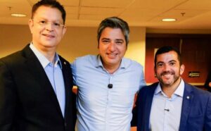 Leia mais sobre o artigo Rei morto, reis à disposição: os três interessados na vaga do PL deixada por Castro para a disputa ao Senado participam de evento com Flávio Bolsonaro