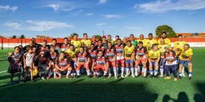 Leia mais sobre o artigo Ídolos do futebol brasileiro lotam o Correão e unem esporte e solidariedade em Cabo Frio