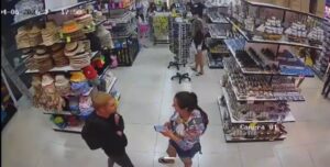Leia mais sobre o artigo Câmeras flagram casal furtando óculos em loja de Arraial do Cabo