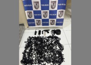 Leia mais sobre o artigo Adolescente é apreendido com pistola e mil papelotes de crack em Saquarema