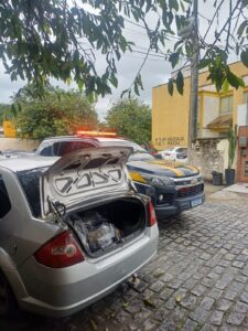 Leia mais sobre o artigo PRF prende homem transportando produtos alimentícios sem comprovação de procedência