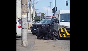 Leia mais sobre o artigo Homem é contido por vários guardas após ameaça, agressão e desacato em Cabo Frio