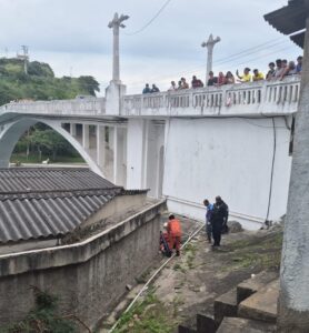 Leia mais sobre o artigo Após furto em loja, mulher pula de ponte durante fuga em Cabo Frio