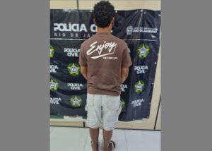 Leia mais sobre o artigo Funcionário de loja é preso por usar dados de clientes em golpe com contas e cartões em Búzios