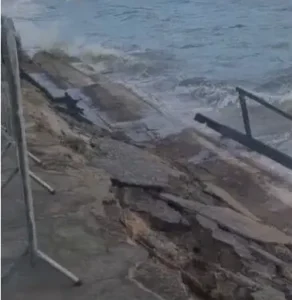 Leia mais sobre o artigo Força do mar derruba muro de contenção na Boca da Barra, em Rio das Ostras