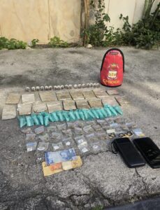 Leia mais sobre o artigo Mulher é presa em flagrante com drogas em Arraial do Cabo
