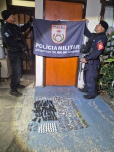 Leia mais sobre o artigo Suspeitos fogem e abandonam grande quantidade de drogas durante ação da PM em Arraial do Cabo