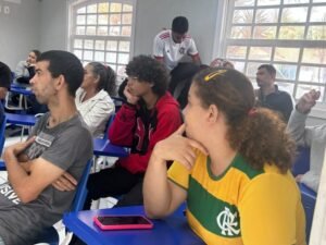 Leia mais sobre o artigo Roda de Conversa no CREAS aborda oportunidades no mundo do trabalho para adolescentes e famílias em Búzios
