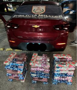 Leia mais sobre o artigo Homem é preso com 68 kg de maconha escondidos em fundo falso de carro em São Pedro da Aldeia