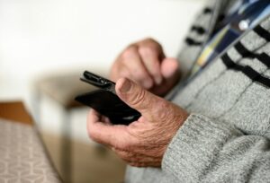 Leia mais sobre o artigo Uso de internet chega a quase 75% dos idosos, e crianças diminuem acesso à rede, diz IBGE
