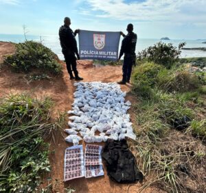 Leia mais sobre o artigo Drogas são encontradas em área de mata de Cabo Frio; valor estimado é de R$ 100 mil