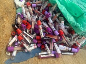 Leia mais sobre o artigo Tubos com sangue de animais são encontrados em caçamba no Centro de Cabo Frio