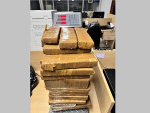 Leia mais sobre o artigo Abordagem policial descobre 30 quilos de maconha escondidos em carro na BR-101, em Casimiro de Abreu